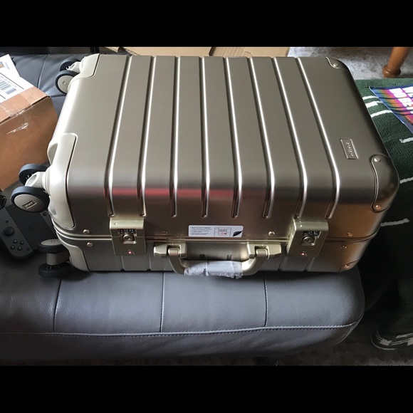 ❌S O L D❌Away: The Carry On w/ Battery Luggage NEW - Picture 1 of 4